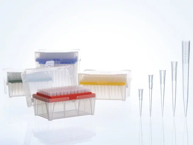 Pipettenspitzen Racks in verschiedenen Farben und Pipettenspitzen in verschiedenen Größen